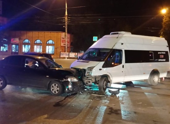 Четверо пострадали в ДТП с маршруткой в Волгограде, среди них – двое детей